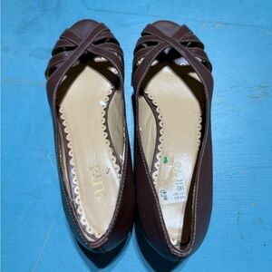 Brown Vintage inspired peep-toe Flats